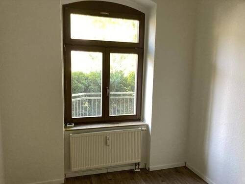 Schlafzimmer, ein Fenster, Gebäuderückseite - 