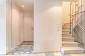 Garagenzugang u. Treppe - (KI generiert) - 