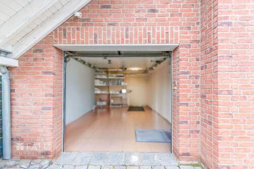 Garage - (KI generiert) - 