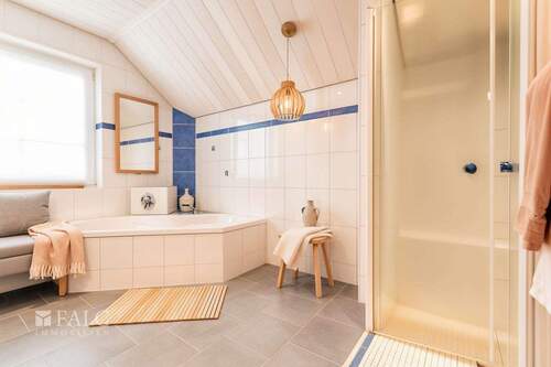 Badezimmer Dusche u. Badewanne - (KI generiert) - 