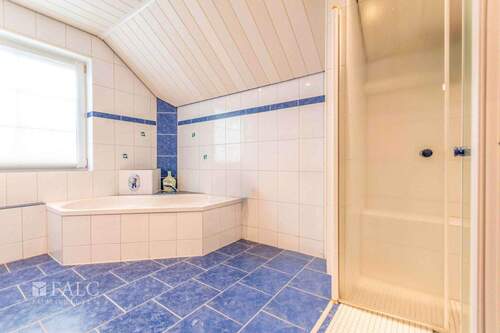 Badezimmer Dusche u. Badewanne - 