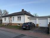 Haus vorne - Kernsaniierter Bungalow (130 m²) mit Garten + Doppelgarage - Heringen (Werra)