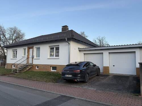 Haus vorne - Kernsaniierter Bungalow (130 m²) mit Garten + Doppelgarage - Heringen (Werra)
