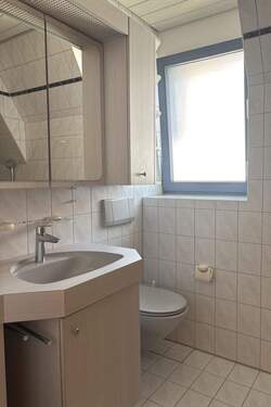 Bad: Waschbecken, WC - 
