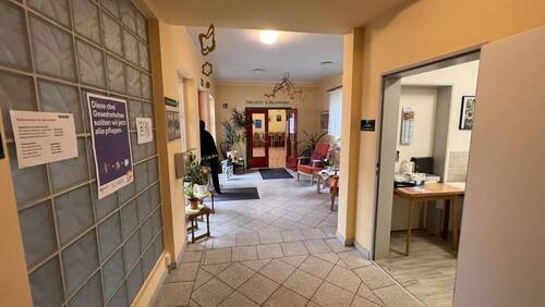 Verbindungsflur EG mit Ausgang zu den Parkplätzen - 