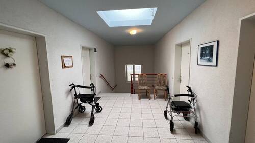 Geschossflur mit Treppe im Hintergrund - 