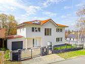 Hausansicht mit Garage - Willkommen in Ihrem neuen Zuhause - mit atemberaubendem Blick über Dresden!