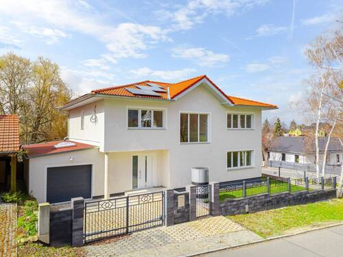 Hausansicht mit Garage - Willkommen in Ihrem neuen Zuhause - mit atemberaubendem Blick über Dresden!