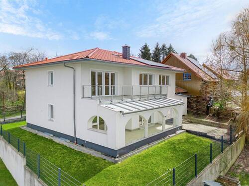Hausansicht mit Rückseite - 6 Zimmer Einfamilienhaus zum Kaufen in Dresden
