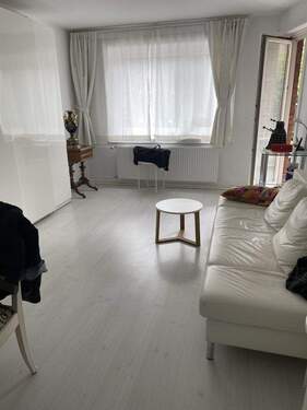 Wohnzimmer mit Balkon im 1 OG - 4 Zimmer Gewerbeobjekt (Büro, Produktion, Verkauf) zur Miete in Hamburg / Eilbek