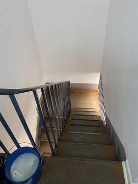Treppe zwischen Gewerbe und Wohnung - 