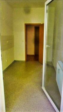 Blick vom Balkon in die Küche - Etagenwohnung mit 67,10 m² in Plauen zum Kaufen