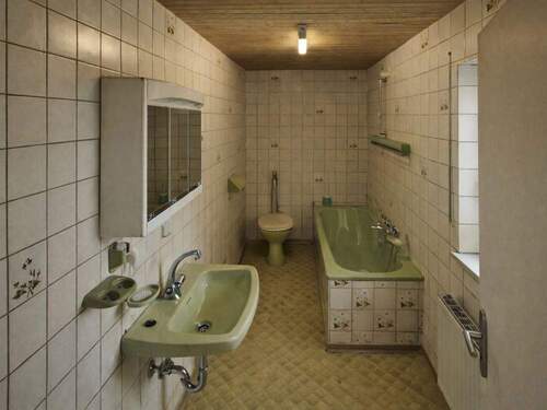 Badezimmer mit Tageslicht im Obergeschoss - 