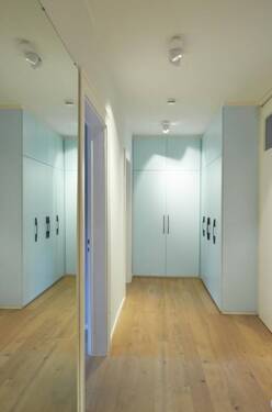 Flur mit Einbauschränken - 