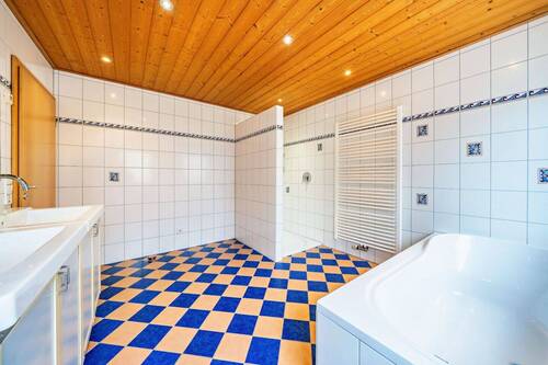 Bad mit Badewanne - 