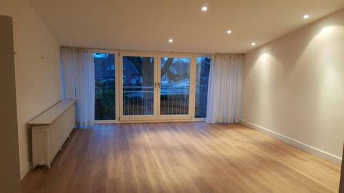 Wohnzimmer mit Loftcharakter und offenem Kamin - Etagenwohnung mit 148,00 m&sup2; in Meerbusch zur Miete