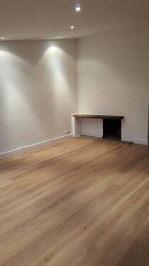 Wohnzimmer mit Loftcharakter und offenem Kamin - 