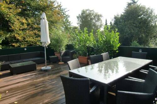 ca. 40 m² große Dachterrasse mit hochwertigen Bangkiraiboden - 