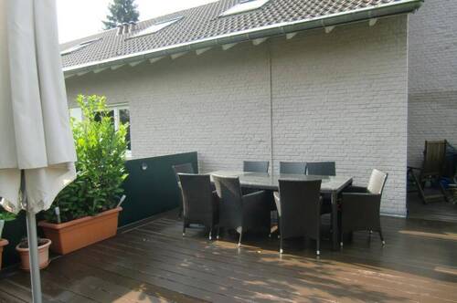 ca. 40 m² große Dachterrasse mit hochwertigem Bangkiraiboden - 