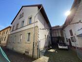 Ansicht mit Front Hof - Bauernhaus mit Charme und idyllischem Innenhof, Scheune und Nebengebäuden