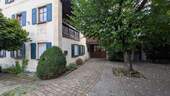 Hausansicht mit Garten - 9 Zimmer Mehrfamilienhaus, Wohnhaus in Hallerndorf