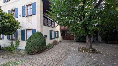 Hausansicht mit Garten - 9 Zimmer Mehrfamilienhaus, Wohnhaus in Hallerndorf