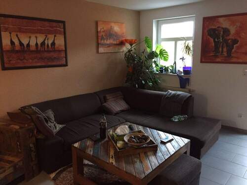 Wohnzimmer mit Zugang zum Balkon.jpg - 