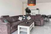 Wohnzimmer - Modernisierte 2-Zimmer-Wohnung mit Westbalkon und Aufzug