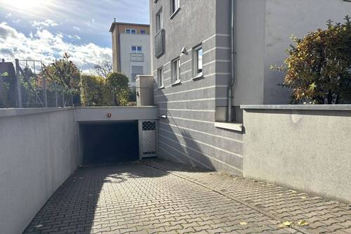 Einfahrt zur Tiefgarage - 1 Tiefgaragen-Stellplatz 'Boßlerstraße' in Fellbach-Schmiden