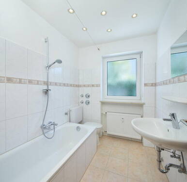 helles Bad mit Einbauspots - 