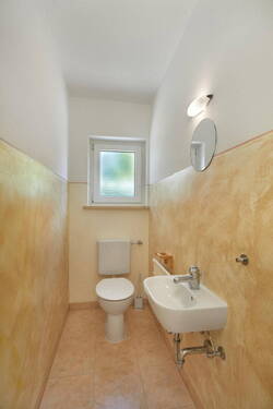 Separates Gäste-WC mit Fenster - 