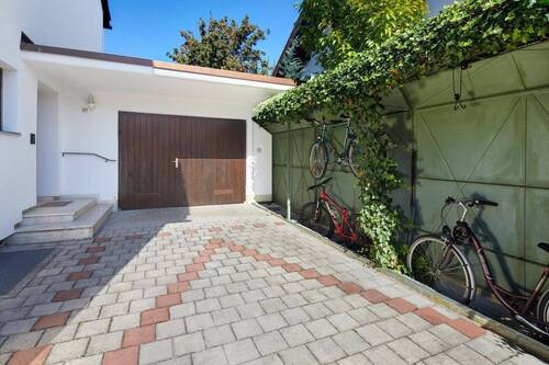 Einfahrt mit Fahrradständern - 