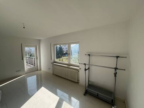 Zimmer 1 EG Blick 2 mit Balkonzugang - 