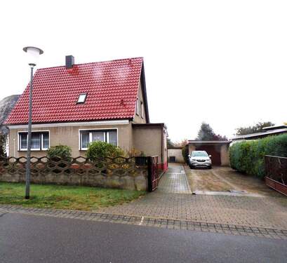 Straßenansicht - Preis reduziert auf 99.990 €: Haus mit großem Grundstück (1.584 m²), 2 Garagen & Vollkeller