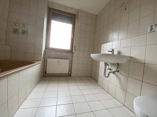 Bad mit Badewanne und extra Dusche - 