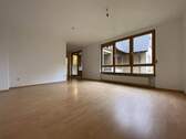 Wohnzimmer - Großzügige 3-Zimmer-Wohnung in Erlangen-Tennenlohe