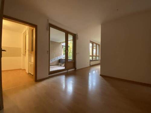 Essbereich mit Blick auf Küche, Terrasse und Einga - 3 Zimmer Etagenwohnung in Erlangen