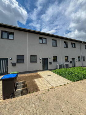 Vorderansicht - Neubau Reihenhaus mit Garten - 1.290,00 EUR Kaltmiete, ca.  132,00 m² Wohnfläche