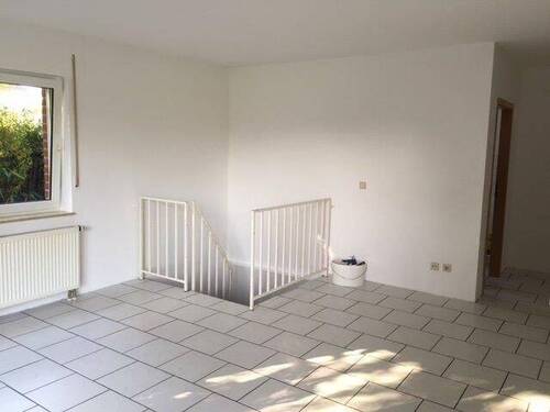 Wohnzimmer mit Abgang zum Souterrain - 