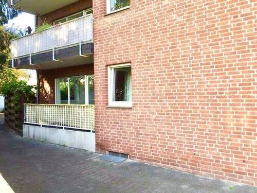 Hausseite mit Balkon - 4 Zimmer Etagenwohnung in Mönchengladbach