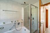 ...mit Wanne und Dusche - 