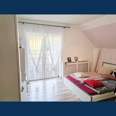 Helles Schlafzimmer mit Balkon - 
