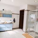 Modernes Badezimmer mit Dusche - 