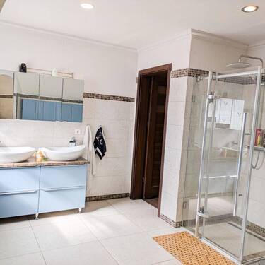 Modernes Badezimmer mit Dusche - 