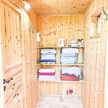 Holzsauna mit Regalen - 