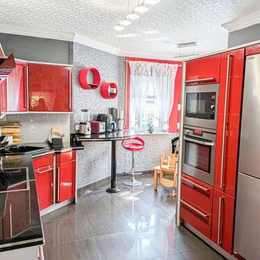 Moderne Küche in Rot - Einfamilienhaus mit 160,00 m² in Görlitz zum Kaufen