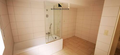 Badewanne und reichlich Platz - 