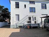 Hauseingang und Garagenhof - 