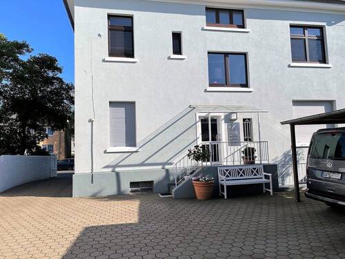 Hauseingang und Garagenhof - 