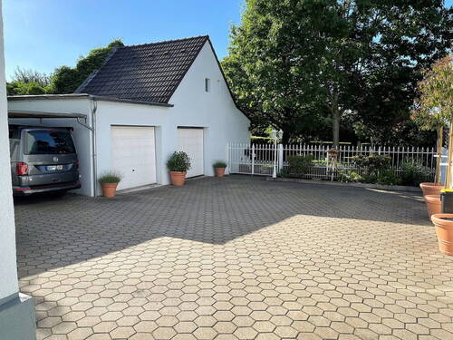 Garagenhof und Carport - 